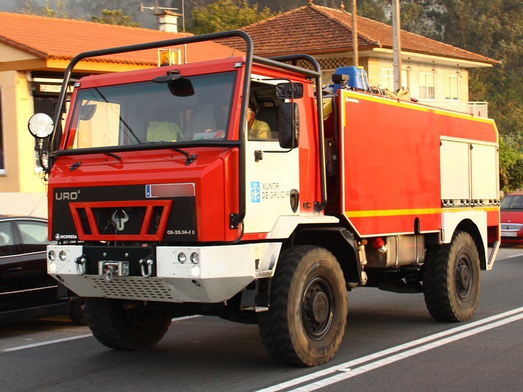 Camion militare Urovesa 4x4 1024px-Un_cami%C3%B3n_motobomba_Uro_de_la_Xunta_de_Galicia_y_un_todoterreno_con_una_cuadrilla_forestal_en_Vincios%2C_Gondomar_%2837010528194%29_%28cropped%29