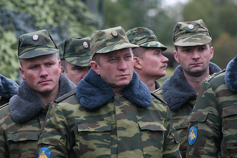 File:Valery Yevtukhovich inspecting the troops – September 19, 2007.jpg