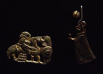 ヴァルキュリャを象ったヴァイキング時代の装飾品。典型的なヴァルキュリャの姿をした女性（右）と馬に跨り槍と剣を持つ女性（左）