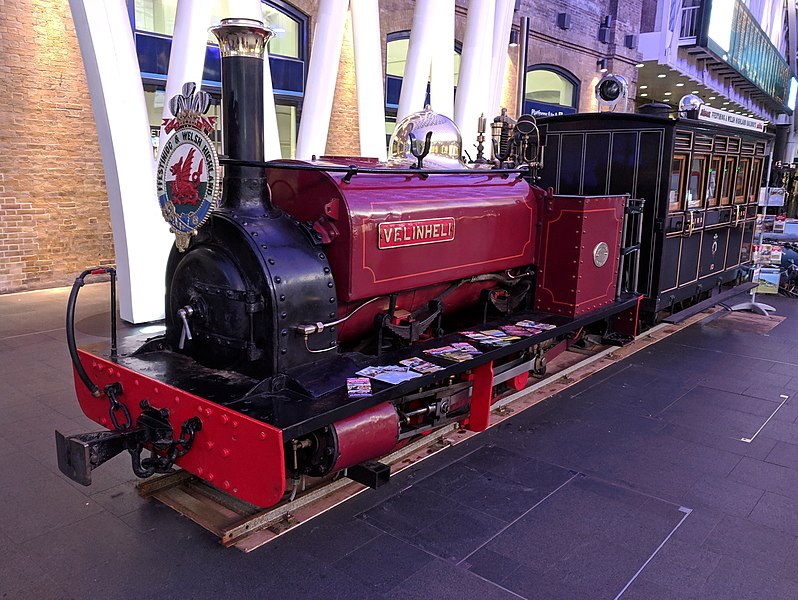 File:Velinheli at King's Cross station.jpg