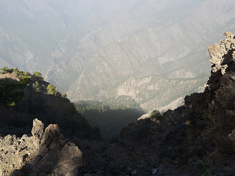 File:View from trail towars peak of Pico Bejenado into Barranco de Angustiis, La Palma.jpg