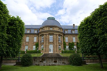 Im Jahre 1925 verlegte Staatspräsident Bazille den Sitz des württembergischen Staatsministeriums von der Königstraße in die Villa Reitzenstein, die heute dem Ministerpräsidenten von Baden-Württemberg als Amtssitz dient. Hier eine Ansicht der im Park gelegenen Westseite der Villa.