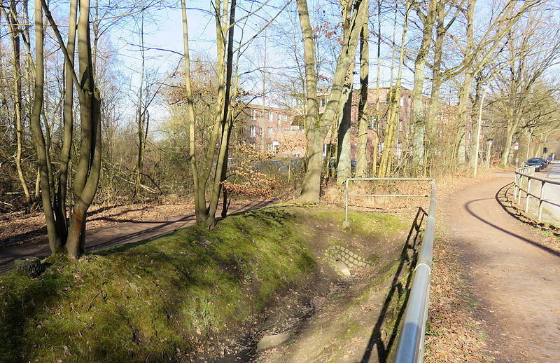 File:Volksdorfer Damm (Hamburg-Bergstedt) Grenzstein Einmündung Streekweg.JPG