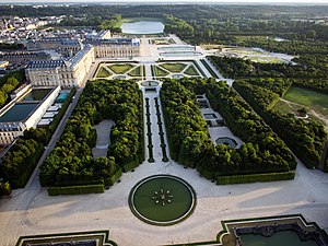 L'hôtel des Réservoirs, en bas à gauche, adossé aux réservoirs du parc de Versailles.