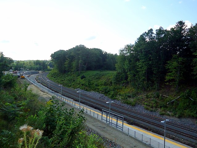 639px-Wachusett_station_platform_facing_west_August_2016.JPG