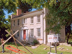 Warren Hull House, en la intersección de Genesee Street y Pavement Road en Lancaster.  Es la estructura de piedra más antigua del condado de Erie, construida en 1810.