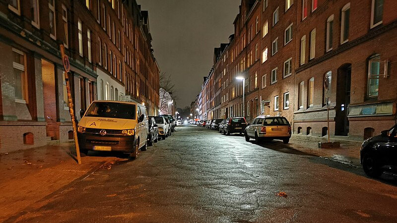 File:Weißenburgstraße bei Nacht .jpg