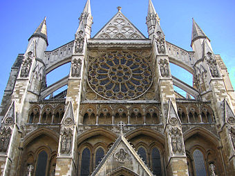 compare and contrast romanesque and gothic architecture