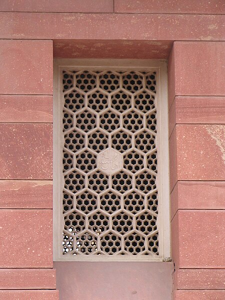 450px-Window_art,_Ilama_Iqbal_(nation_poet_of_Pakistan)_tomb,_lahore_,_Pakistan.jpg (450Ã600)