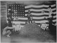 Bostonské ženy pomáhají při získávání materiálu na výrobu plynových masek. Fotografie na podporu veřejné kampaně. Underwood & Underwood, 23. září 1918