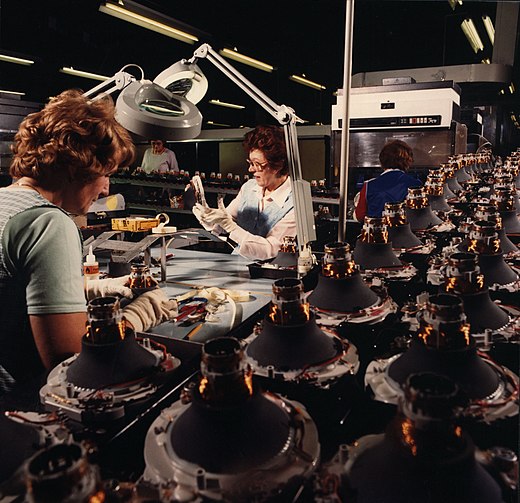 Vrouwen werkend in Philipsfabriek in de jaren 70