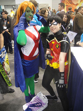 Cosplays av Miss Martian og Robin.