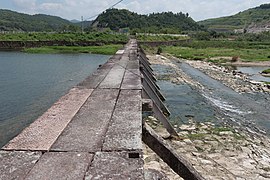 橋面和橋底斜撐