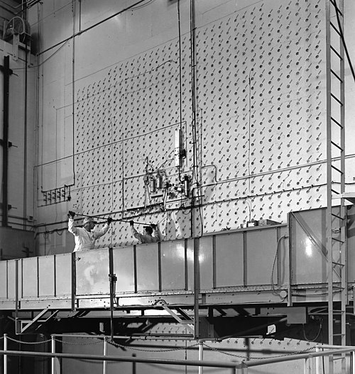 עובדים טוענים אורניום לכור הגרפיט X-10. חזית הבטון של הכור היא בגודל 13.4 × 13.4 מטר.