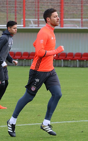 File:Xabi Alonso Training 2016-11 FC Bayern Muenchen-1.jpg