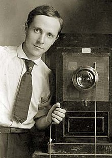 Jeune Edward Weston avec un appareil photo.jpg