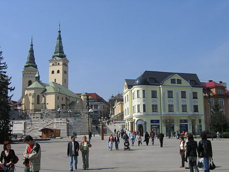 File:Zilina-namestie ahlinku.jpg