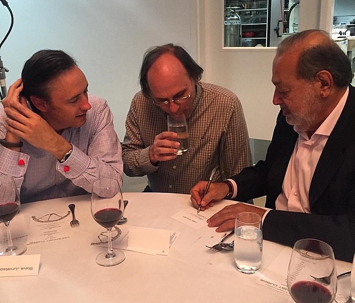 File:"Cool Science" Dinner- Carlos Slim showing Peter Woit & me how his signature forms an integral (27119411145).jpg