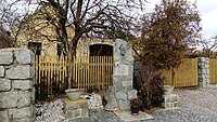 Čeština: Pomník Karlu Lavičkovi u domu čp. 30 ve vsi Šindlovy Dvory v okrese České Budějovice, Jihočeský kraj. English: Memorial to Karel Lavička at house No 30 in the village of Šindlovy Dvory, České Budějovice District, South Bohemian Region, Czech Republic.