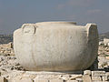 in situ kopija masivne kamnite vaze (izvirnik v Louvru)