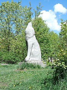 Statue de loup dans le jardin de sculptures