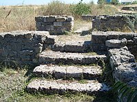 Fragment ruin budowli ze schodami