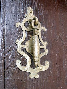 Detalle de aldaba o picaporte en la puerta de una vivienda de Vallanca (Vallanca).