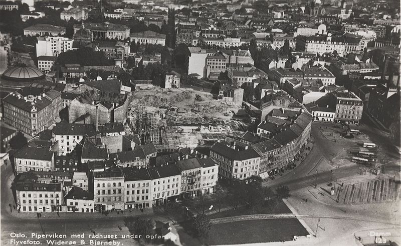 File:123 Oslo. Piperviken med rådhuset under opføring. Flyvefoto Widerøe & Bjørneby - no-nb digifoto 20151020 00081 bldsa PK05046.jpg