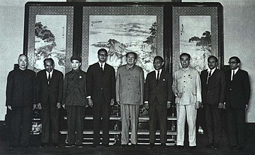 Kirti Nidhi Bista (cuarto desde la izquierda) cuando era viceprimer ministro durante una visita a Beijing y reuniones con Mao Zedong, Zhou Enlai, Lin Biao y otros líderes de la República Popular China.