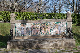 Foto van een stenen bank bedekt met keramiek.