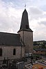 Kerk Sainte-Marguerite en de muur van het kerkhof van Enneilles, en het ensemble van de kerk, kerkhof en omgeving