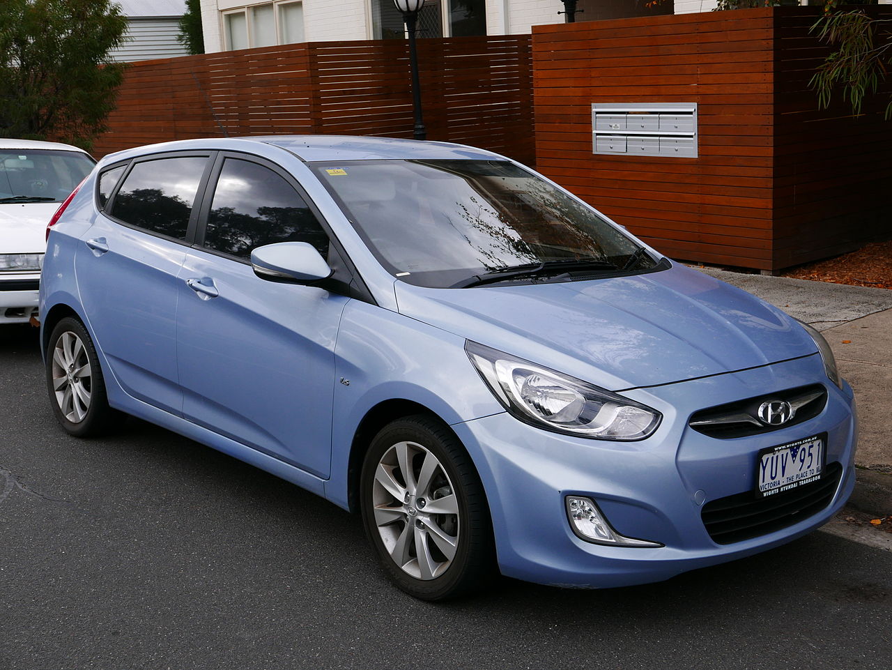 Image of 2011 Hyundai Accent (RB) Premium hatchback (2015-05-29) 01