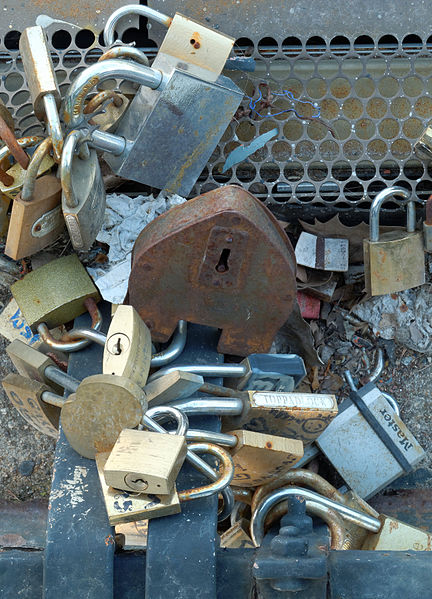 File:2016-04-27 16-16-59 cadenas-pont-archeveche.jpg