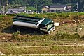 小田川堤防上で逃げ遅れ流されたタンクローリー車。 （2018年7月14日）