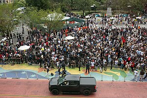 A large crowd waiting for Twitch livestreamer Kai Cenat surrounding a black SUV in Union Square, Manhattan