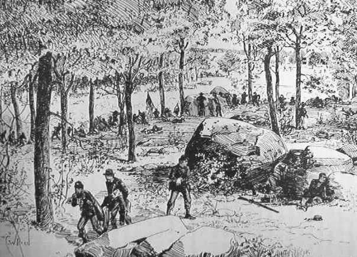 A pen and ink sketch of a line of Civil War soldiers fighting amidst trees and large boulders. In the foreground， two soldiers are carrying a wounded soldier away from the fighting.