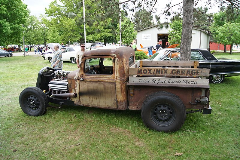 File:29th Annual Midwest Mopars in the Park (8939863819).jpg