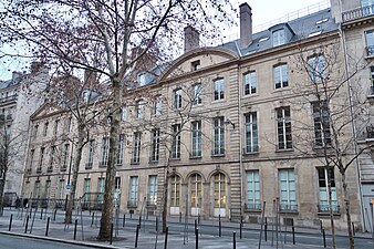 Facade sur le boulevard Raspail.