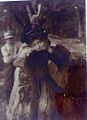 Mary Piriou au Bois d'Amour de Pont-Aven (photographie anonyme, vers 1920)