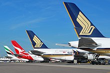 (da sinistra) A380 di Emirates, Qantas e Singapore Airlines all'aeroporto di Londra-Heathrow