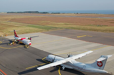ไฟล์:ATR_42-300_(left)_and_ATR_72-500_on_apron_at_EKRN_(Bornholm_airport).jpg