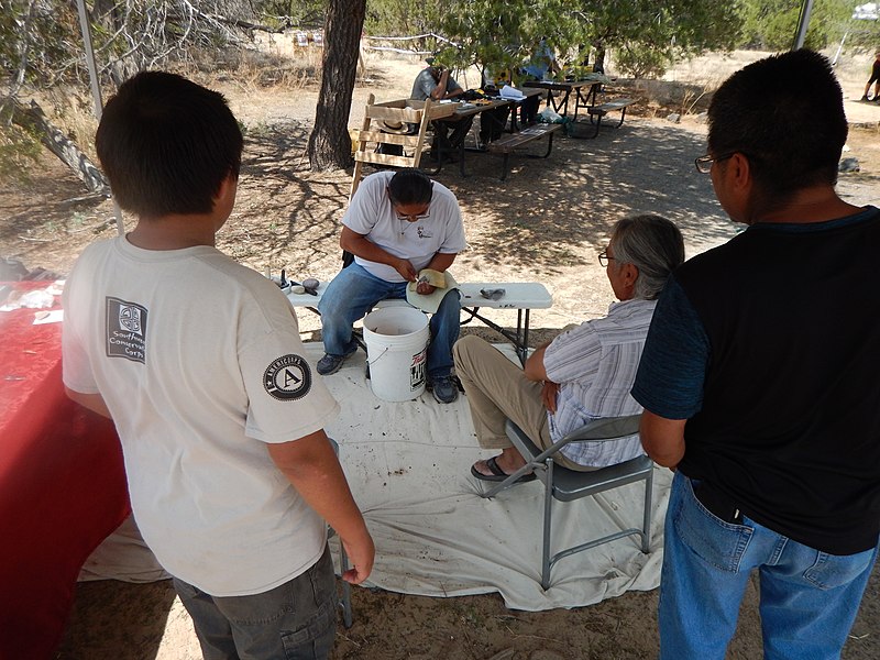 File:A flint knapper from Acoma Pueblo shows his skills (88408b15-5e83-4319-bc03-73269ce430a5).JPG