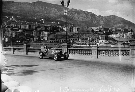 Dans les rues de la principauté de Monaco, Varzi mène un numéro d'équilibriste pour surmonter la perte d'une roue et obtient la troisième place finale, arrachée de haute lutte, du troisième Grand Prix de Monaco.