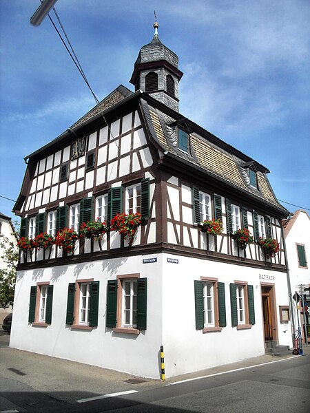 Alsheim Rathaus von Bachstraße aus 16.8.2009