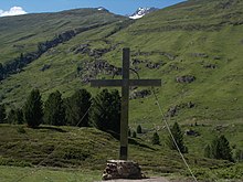 Altes Gipfelkreuz mit Blick zum Wildspitz-Südgipfel genau über dem Kreuz. Rechts davor der scheinbar höhere Ötztaler Urkund