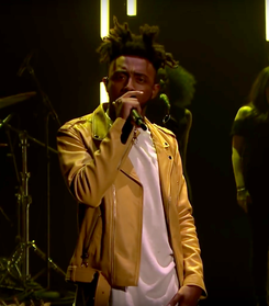Amine performing on Jimmy Fallon in 2017 (crop).png