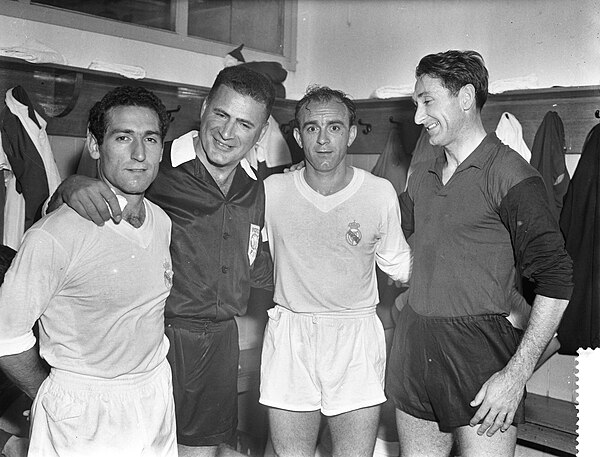 Di Stéfano met Paco Gento (links) en tussen hen in scheidsrechter Leo Horn. Rechts staat Faas Wilkes