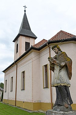 A római katolikus templom Nepomuki Szent János szobrával