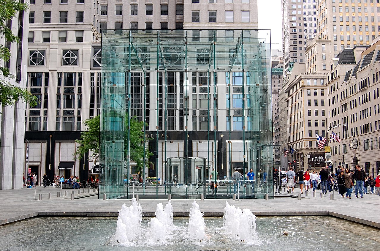 O logotipo da apple store na entrada da fifth avenue em nova york