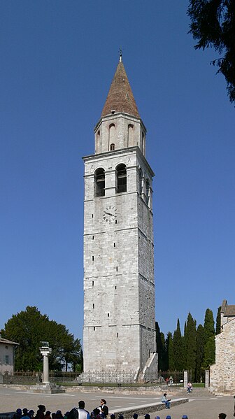 File:Aquileia Basilica - Kirchturm 2.jpg